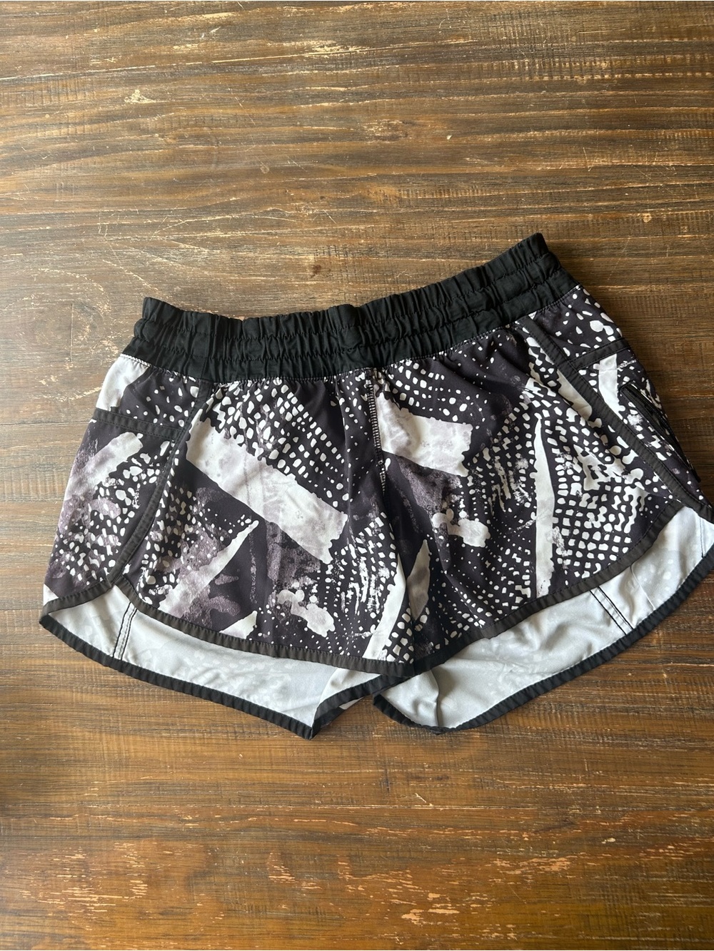 lululemon Tracker Short in Black/White Abstract Print — Size 8